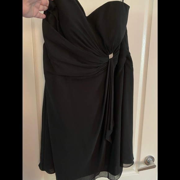 Formal dress - Picture 1 of 5